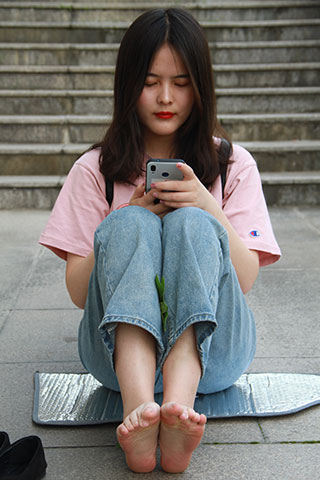 校园随拍牛仔学妹嫩足共51张-玉足阁