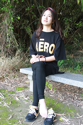 刚刚上完体育课师妹从运动鞋脱出的丝足共87张-玉足阁