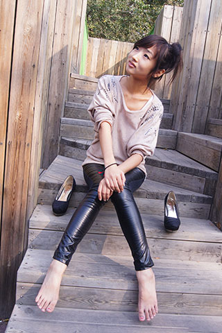 酷似周冬雨的小车模-艺术系美女奶昔共86张-玉足阁