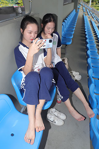 淇淇与同学脱下运动鞋露出原味脚丫共141张-玉足阁