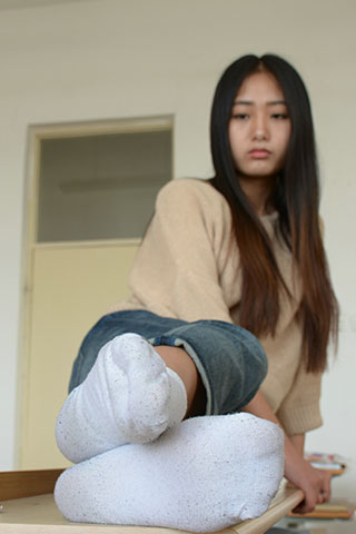 大三女生原味白袜大臭脚共69张-玉足阁