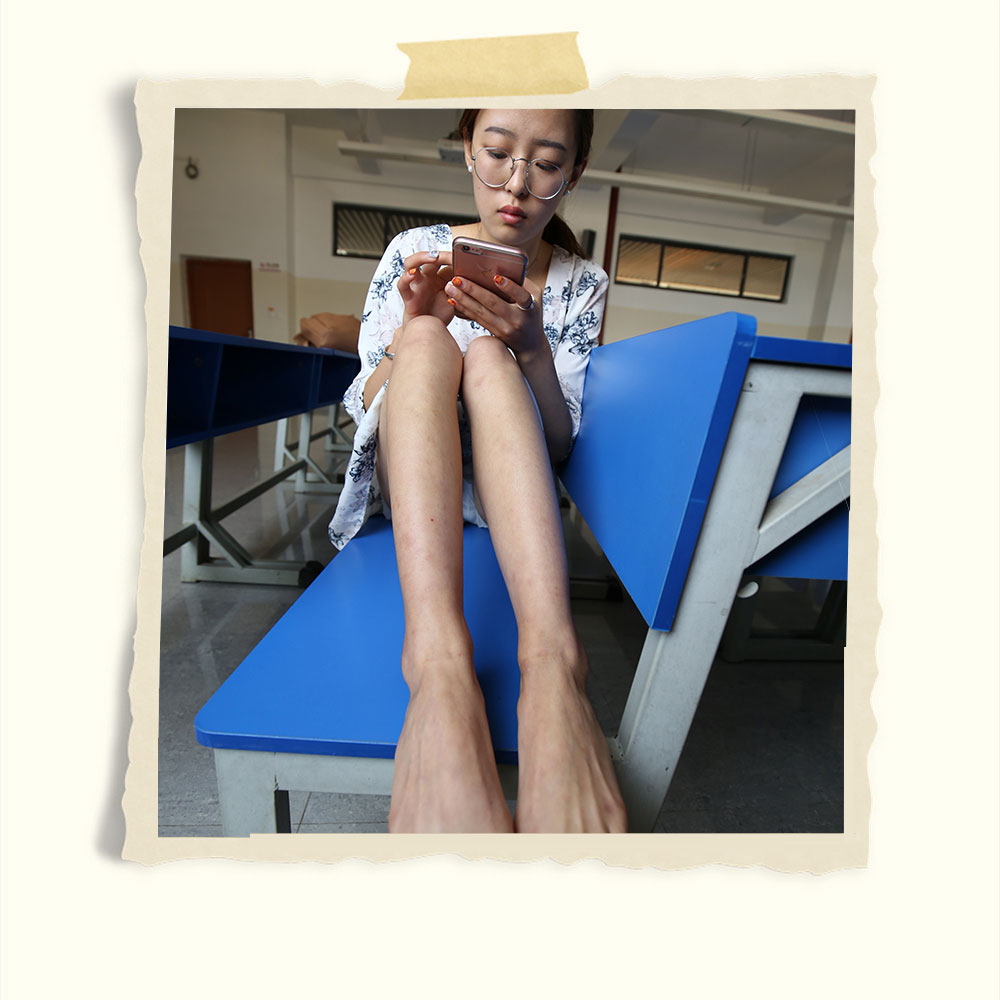 四眼学妹裸足の丝袜脚丫+视频一部共315张-玉足阁