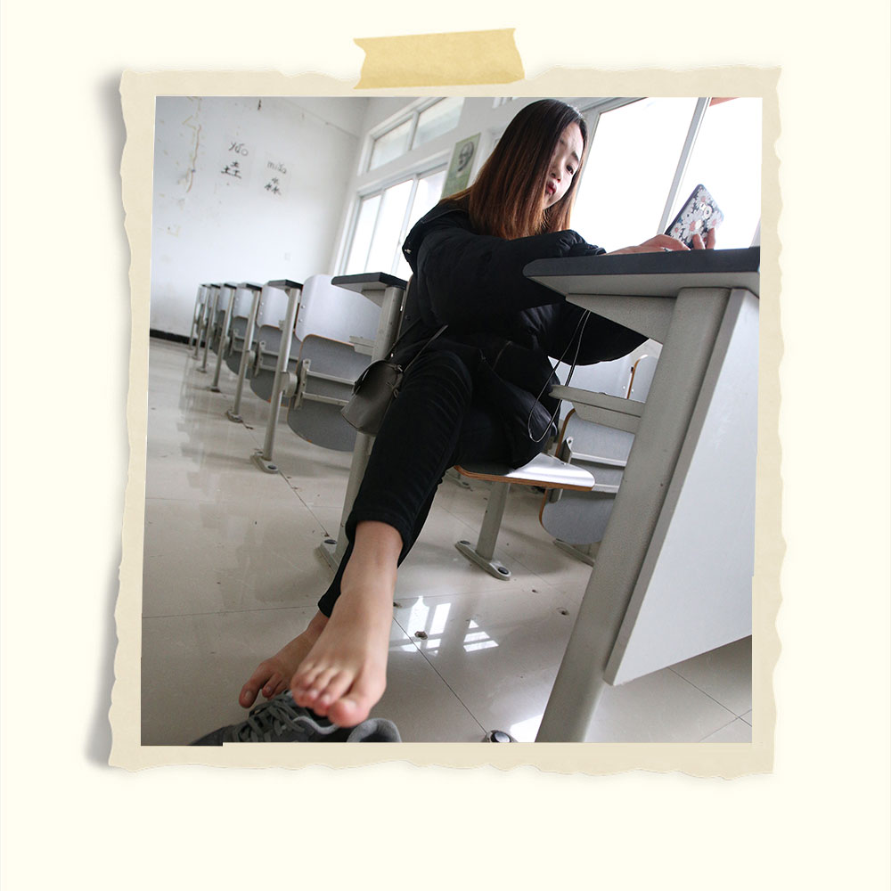 放假后の教室丝袜脚+视频一部共130张-玉足阁