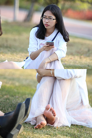 清纯文弱的眼镜女生,脱掉鞋露出水润柔软的玉足共50张-玉足阁