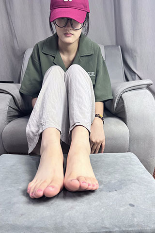 眼镜妹的大嫩足共217张-玉足阁