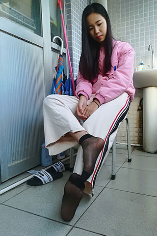 学妹寝室里的短丝共80张-玉足阁