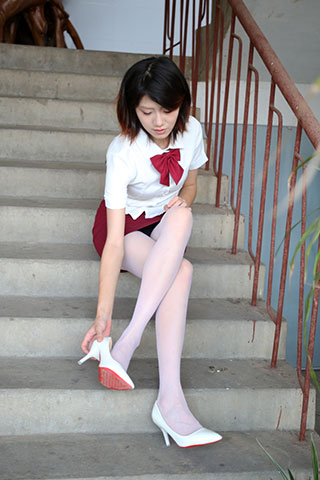 KiKi 首次拍摄，尴尴尬尬共100张-玉足阁