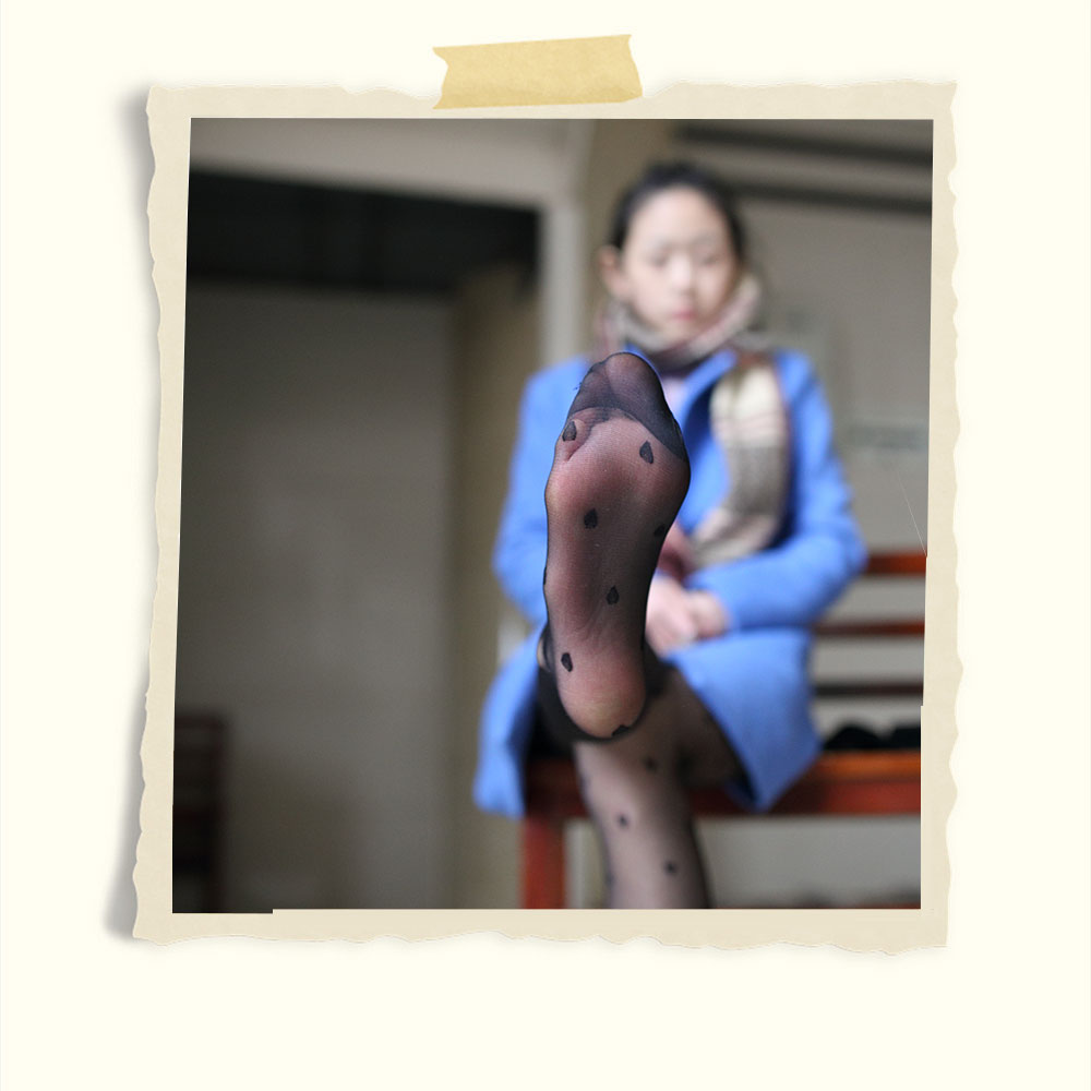 蓝衣少女三款丝袜脱袜过程共128张-玉足阁