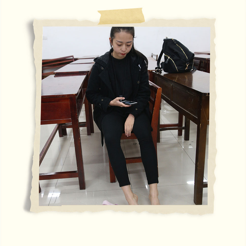 学妹教室平底鞋の丝袜脚丫+视频1个共323张-玉足阁