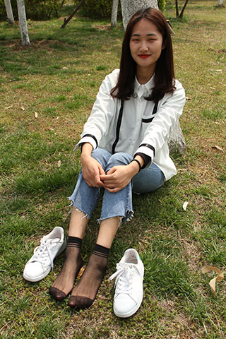 跑了一天 草地上休息片刻 让我的脚透透气共63张-玉足阁