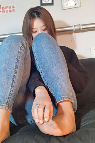 偷拍表妹的脚共47张-玉足阁