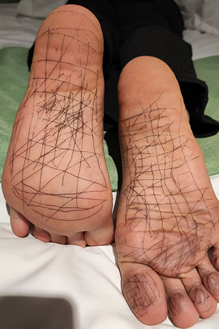 雪碧约拍，脚底涂鸦，洗刷脚底，牙签，叉子，妹子笑声非常可爱共47张-玉足阁