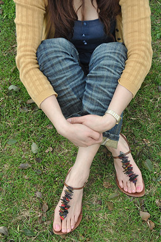 小姐姐凉鞋嫩足踏足共64张-玉足阁