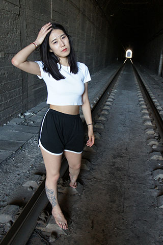 裸足踩火车轨道共253张-玉足阁