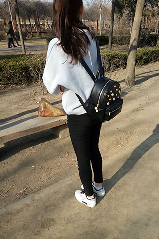 白色运动鞋妹子带了许多袜子共187张-玉足阁