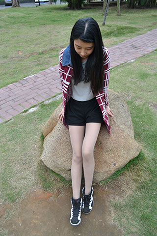 学妹小芹午后的草地共52张-玉足阁