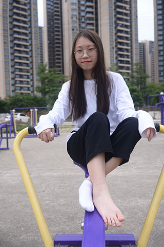 公园健身器材上的四眼小姐姐共144张-玉足阁