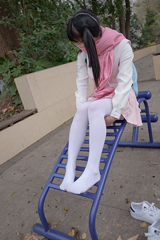 白丝粉红少女放学路上共63张-玉足阁