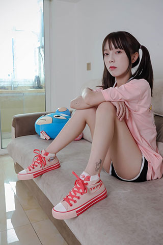 嫩足玩酸奶共95张-玉足阁