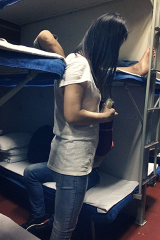 出差火车上偶遇孩子的幼儿园老师共64张-玉足阁