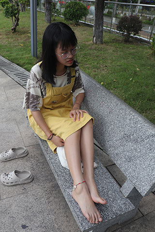 师妹小脚丫，估计得穿35码鞋子共106张-玉足阁