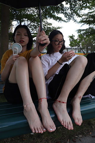 小贝与琪琪两闺蜜公园展示脚丫共117张-玉足阁