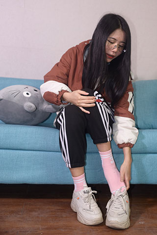 龙猫抱枕の眼镜学妹共190张-玉足阁