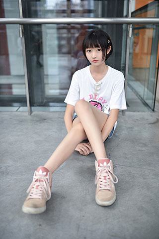 短发少女の脏球鞋脚共45张-玉足阁