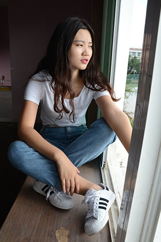 阳台上牛仔の白船袜脚共101张-玉足阁