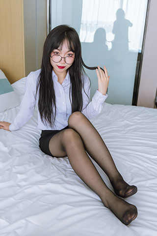 周周-ol制服、高跟鞋、黑丝共99张-玉足阁