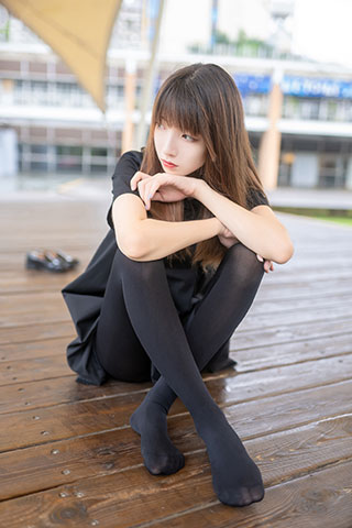 喜欢黑色的少女共41张-玉足阁