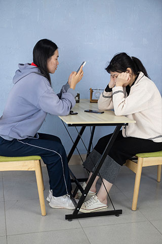 小刘和李怡脱掉鞋子摆弄棉袜脚【套图+4K视频】共142张-玉足阁