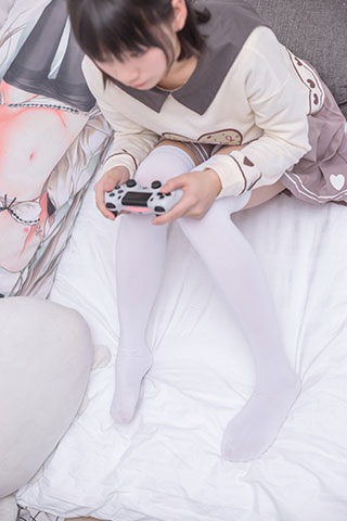 白丝小姐姐玩游戏共75张-玉足阁