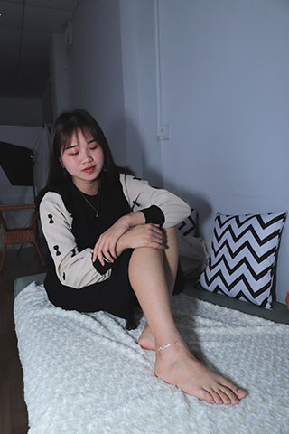 曾经做过车模的灵儿师姐棚拍38码脚丫共88张-玉足阁