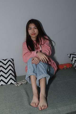 师妹莹莹展示37码嫩白脚丫共91张-玉足阁