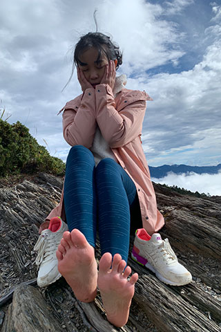 Ariel户外拍摄后回家脱丝袜洗jiojio共12张-玉足阁