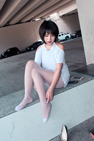 美女萌宝儿穿着大露背的白丝足共369张-玉足阁