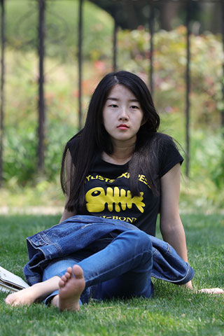 恬静女生嫩脚拨弄小树枝共47张-玉足阁