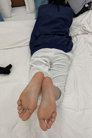 少女-白长裤黑棉袜の嫩足共46张-玉足阁