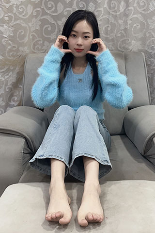 毛衣少女的嫩足共155张-玉足阁